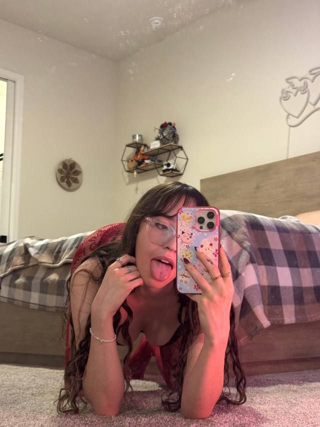 Hi 👋 I am down to fuck and creampie 🍆💦🍑. Hit me up on TELE - Image 2